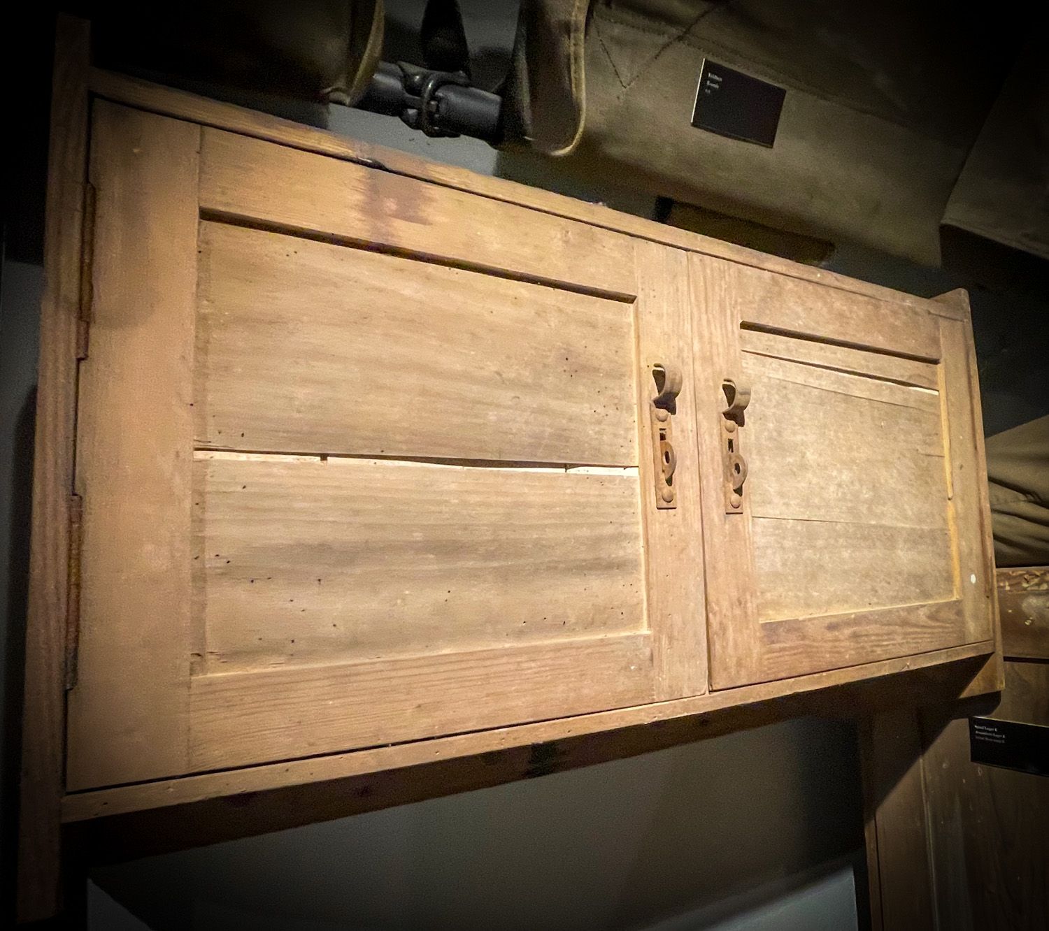 Ausstattungsgegenstände aus einer Baracke des Lagers E