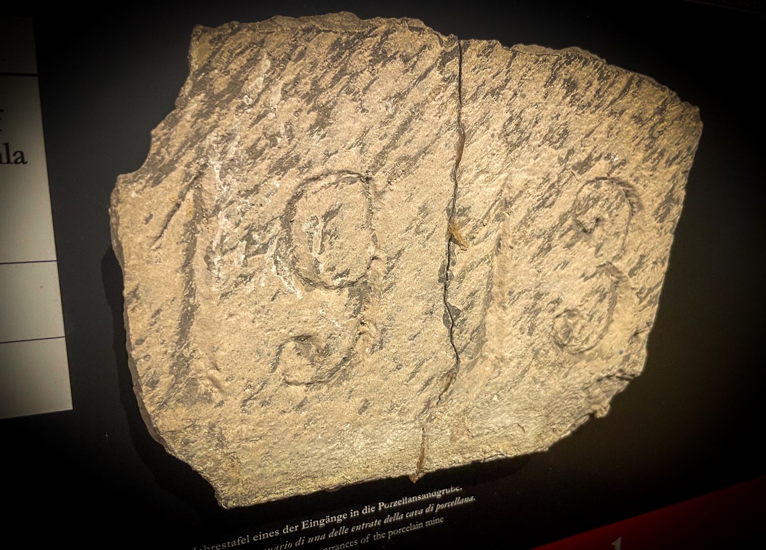 Eingangstafel mit Jahresmarke „1913“