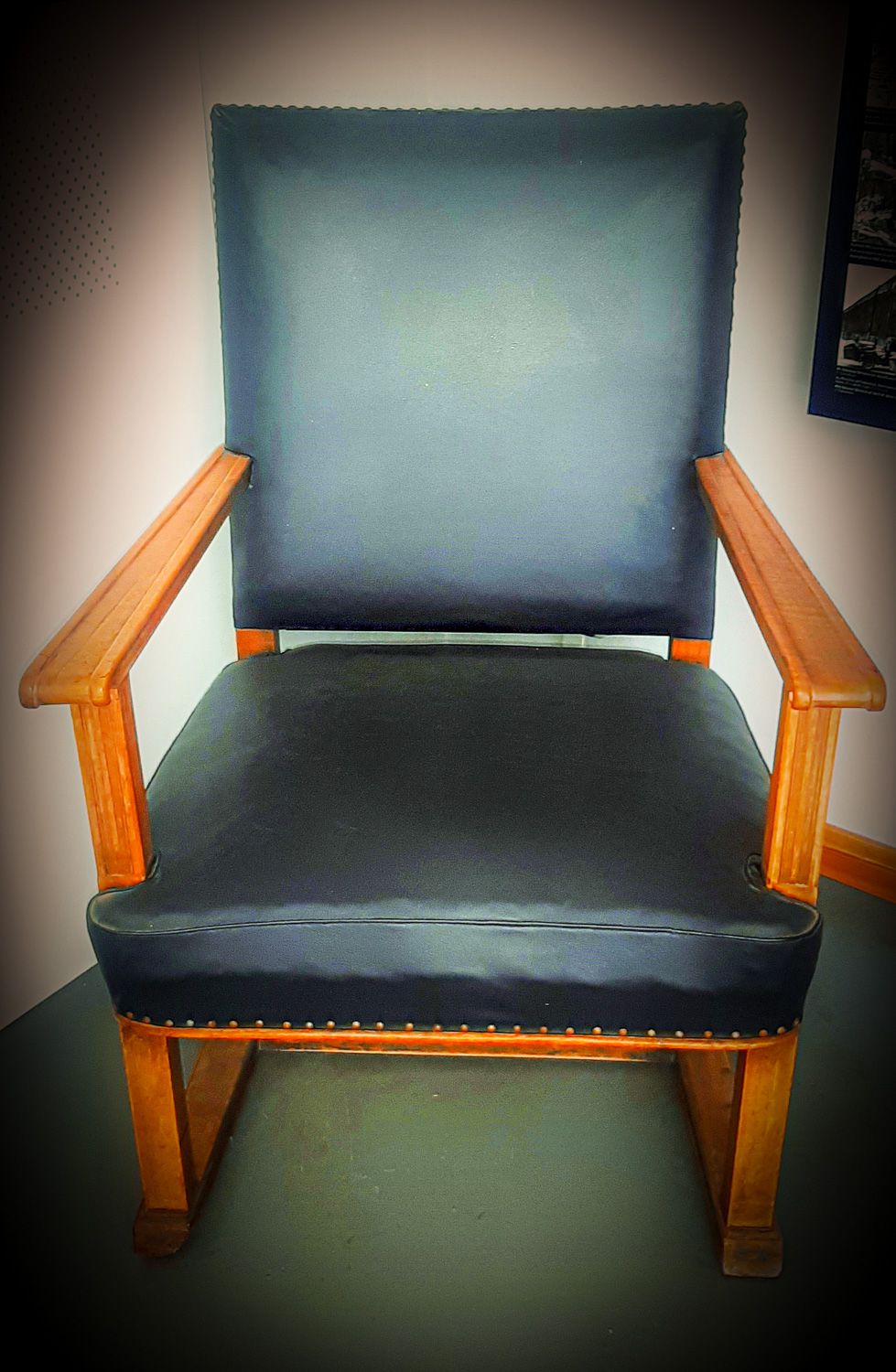 Stuhl aus dem „Sauckel-Haus“ am Walpersberg