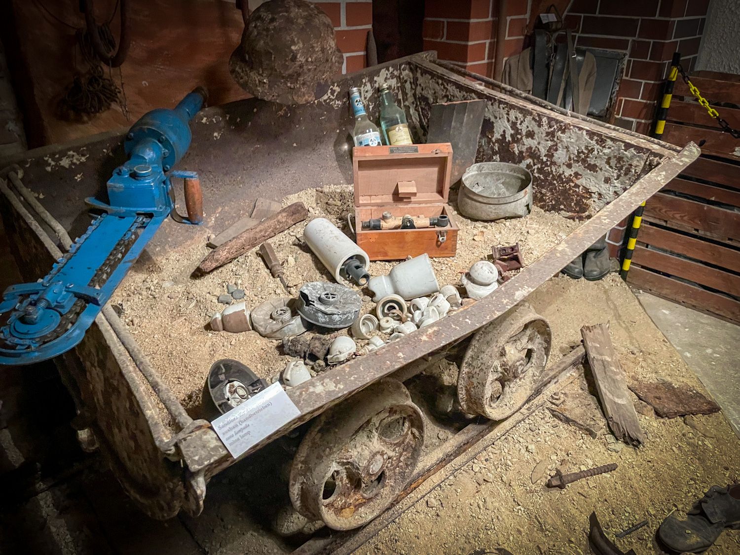 Stollenhunt mit Werkzeugen aus dem Altbergbau