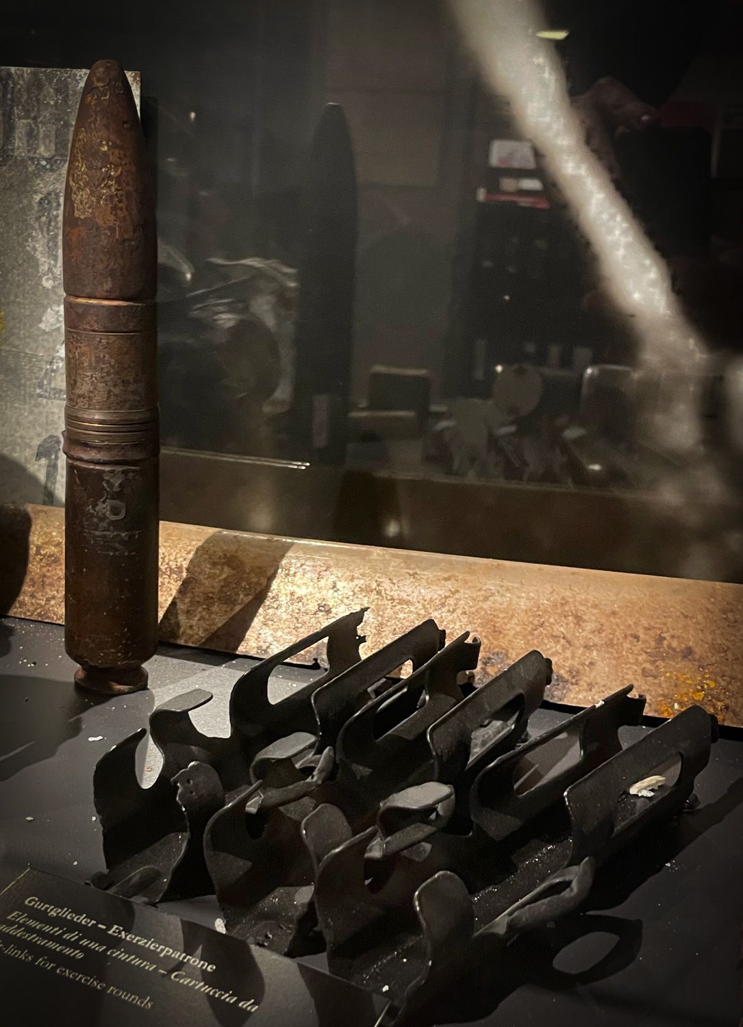 Gurtglieder und 30-mm-Patrone der Bordkanone MK 108