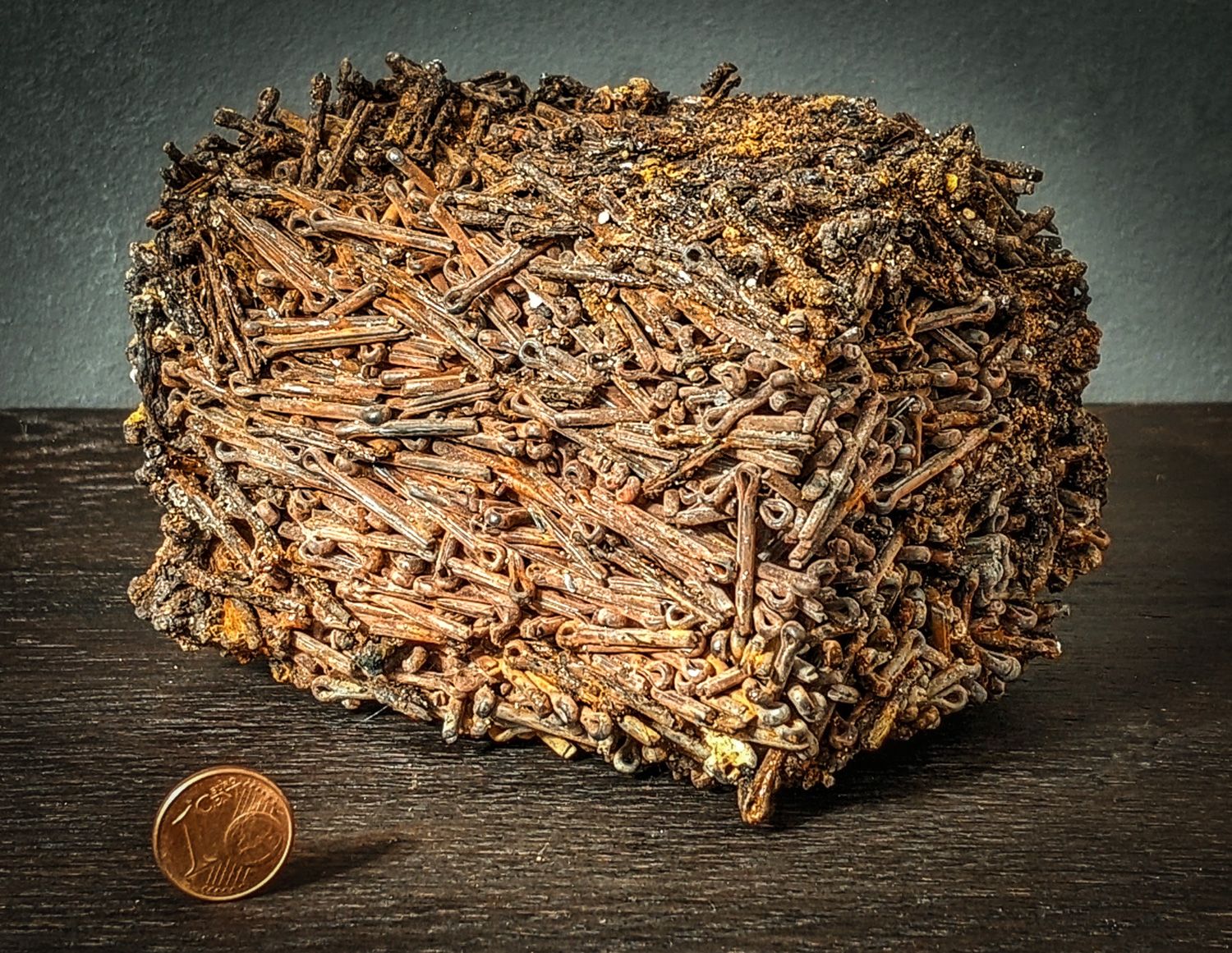 Zusammengeschmolzene Splinte aus dem gesprengten Stollensystem